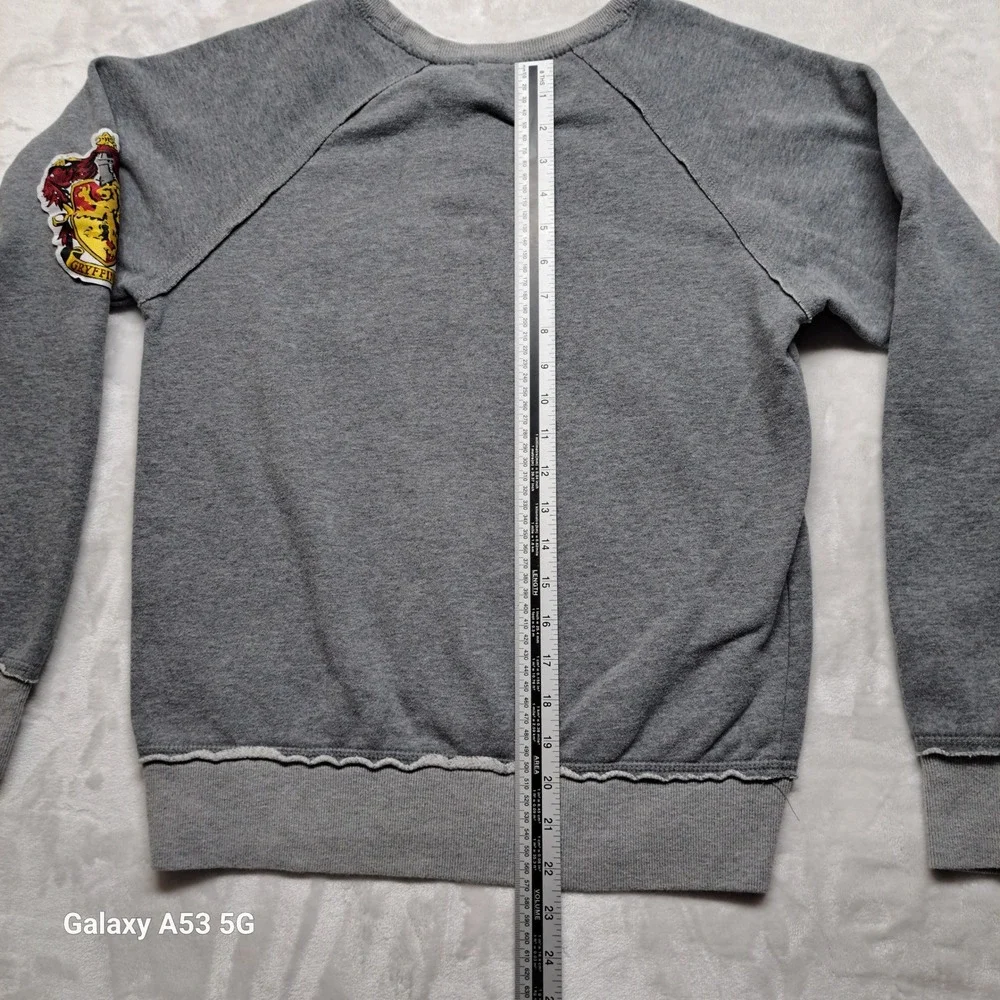 Universal Studios Harry Potter Gryffindor Sweatshirt Small Gray Raw Hem Patch